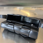 CASSETTE 23 AUS SCHWARZEM KALBSLEDER MIT WELLENMUSTER