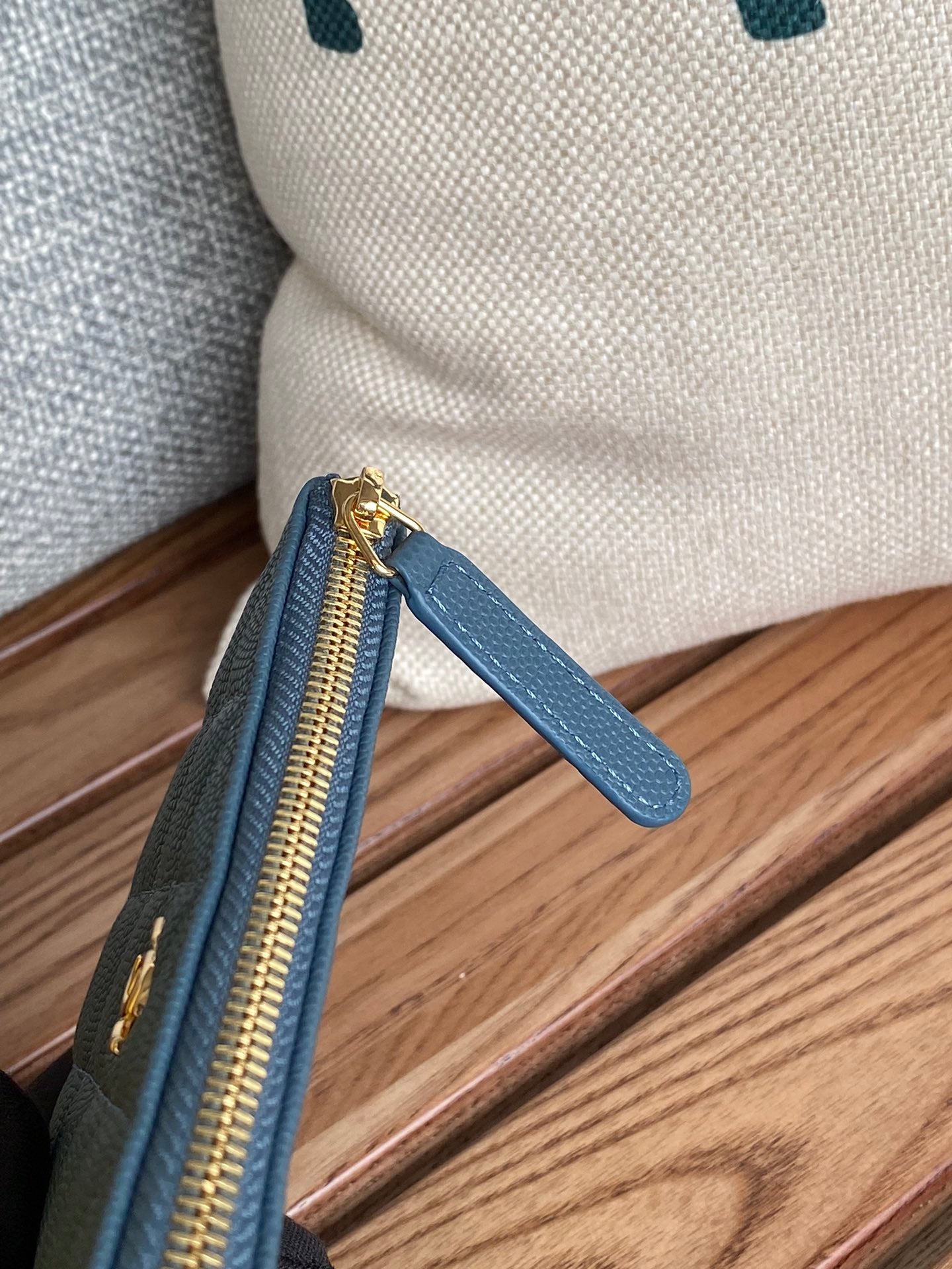 CC CLASSIC KLEINE 15-ZIP-TASCHE IN TÜRKISGRÜNEM GENARBINETEM KALBSLEDER