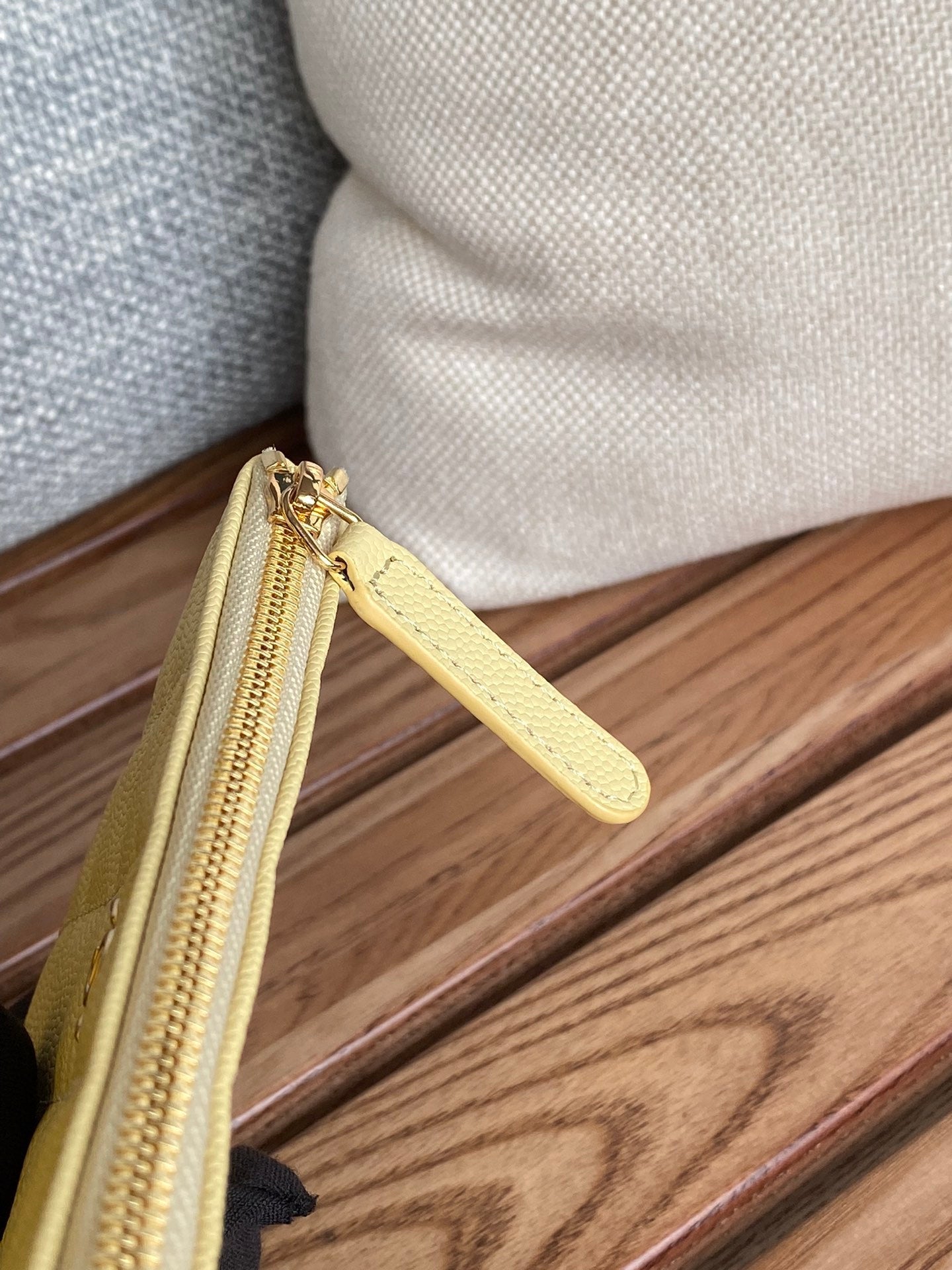 CC CLASSIC KLEINER 15-ZIP-BEUTEL AUS GELBEM MAISGEKORNTEM KALBSLEDER