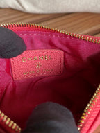 CC CLASSIC KLEINE 15-ZIP-TASCHE IN ROTEM NARBENFARBENEM KALBSLEDER