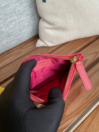 CC CLASSIC KLEINE 15-ZIP-TASCHE IN ROTEM NARBENFARBENEM KALBSLEDER