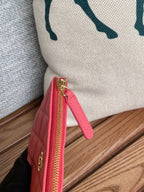 CC CLASSIC KLEINE 15-ZIP-TASCHE IN ROTEM NARBENFARBENEM KALBSLEDER