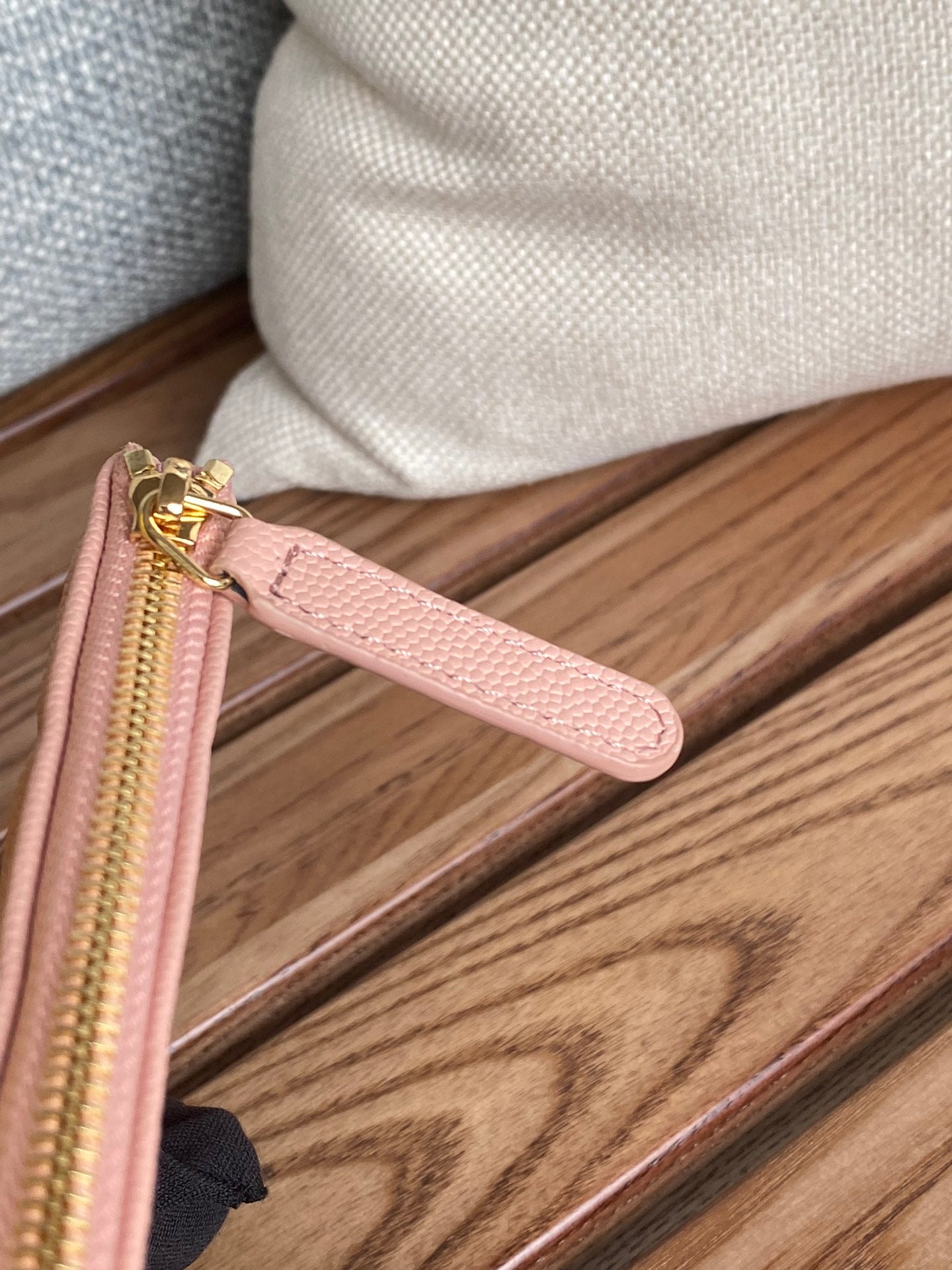 CC CLASSIC KLEINE 15-ZIP-TASCHE AUS HELLROSA GEGENNABTEM KALBSLEDER