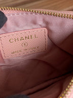 CC CLASSIC KLEINE 15-ZIP-TASCHE AUS HELLROSA GEGENNABTEM KALBSLEDER