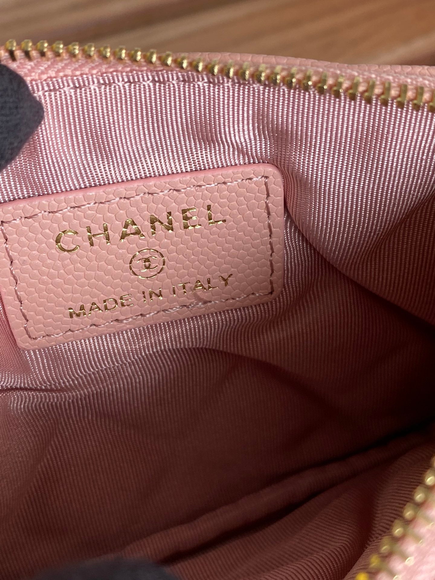 CC CLASSIC KLEINE 15-ZIP-TASCHE AUS HELLROSA GEGENNABTEM KALBSLEDER