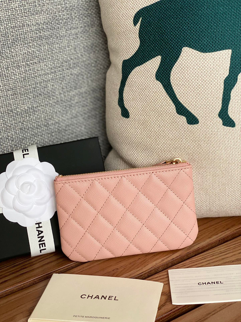 CC CLASSIC KLEINE 15-ZIP-TASCHE AUS HELLROSA GEGENNABTEM KALBSLEDER