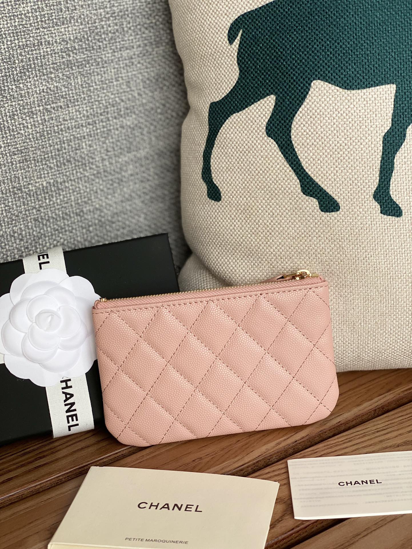 CC CLASSIC KLEINE 15-ZIP-TASCHE AUS HELLROSA GEGENNABTEM KALBSLEDER