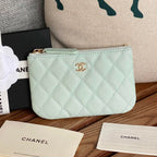 CC CLASSIC KLEINE 15-ZIP-TASCHE IN HIMMELBLAUEM GENARBINETEM KALBSLEDER