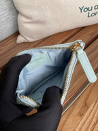 CC CLASSIC KLEINE 15-ZIP-TASCHE IN HIMMELBLAUEM GENARBINETEM KALBSLEDER