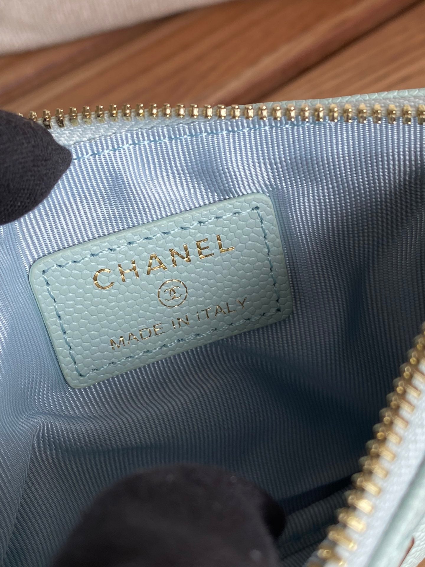 CC CLASSIC KLEINE 15-ZIP-TASCHE IN HIMMELBLAUEM GENARBINETEM KALBSLEDER