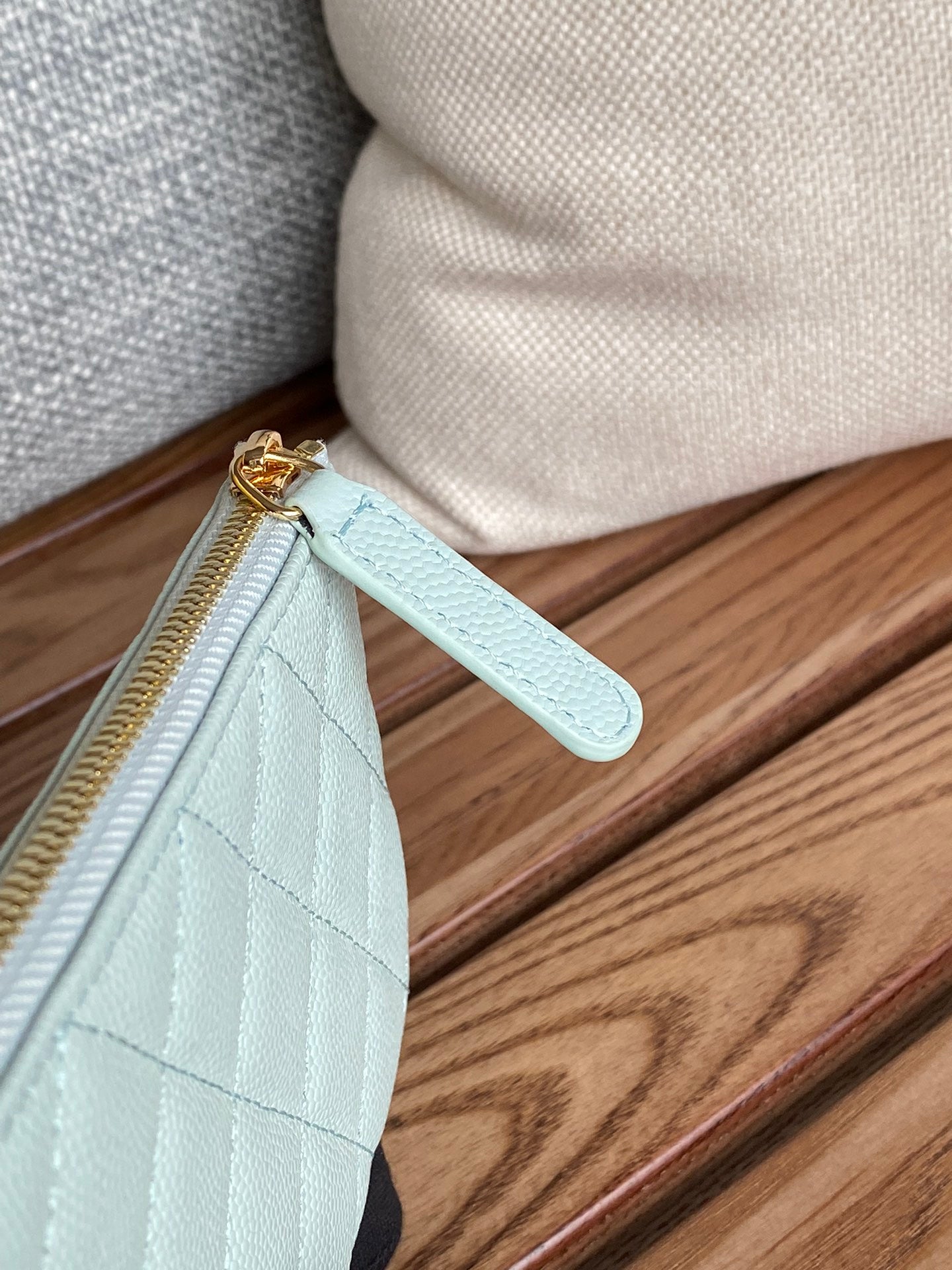 CC CLASSIC KLEINE 15-ZIP-TASCHE IN HIMMELBLAUEM GENARBINETEM KALBSLEDER