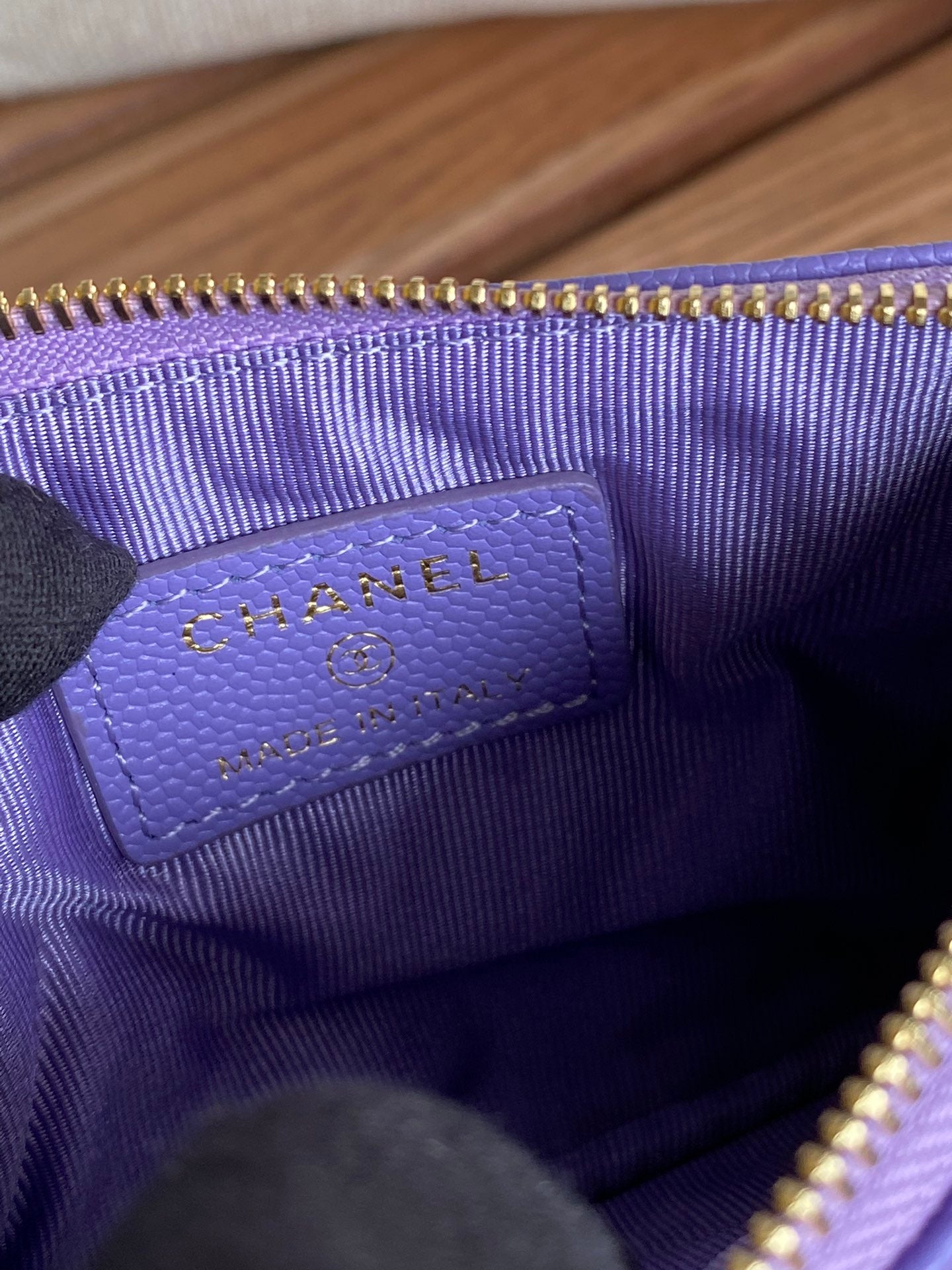CC CLASSIC KLEINE 15-ZIP-TASCHE IN AMETHYST-LILA GEGENNABTEM KALBSLEDER
