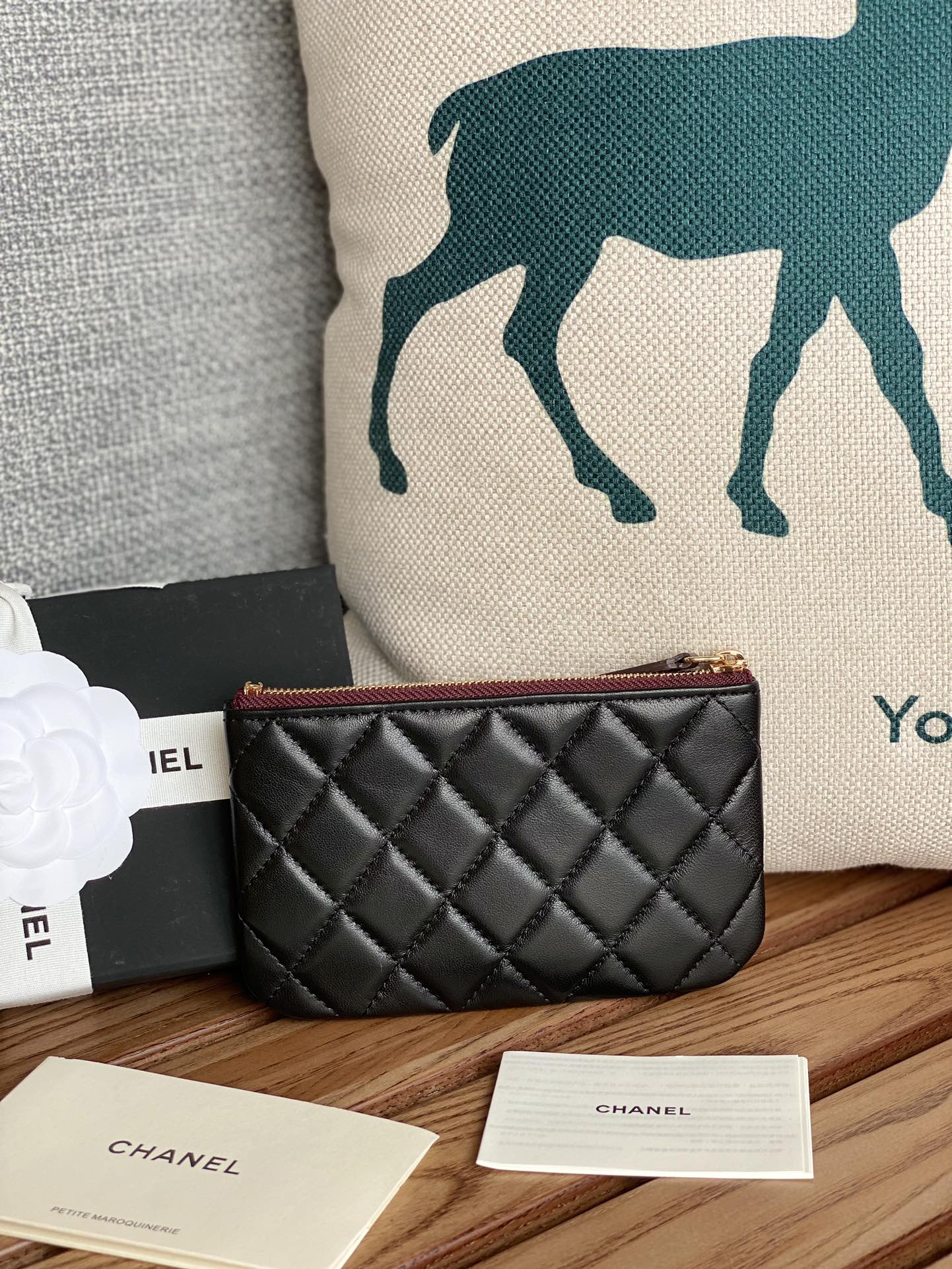 CC CLASSIC KLEINE 15-ZIP-TASCHE AUS SCHWARZEM KALBSLEDER