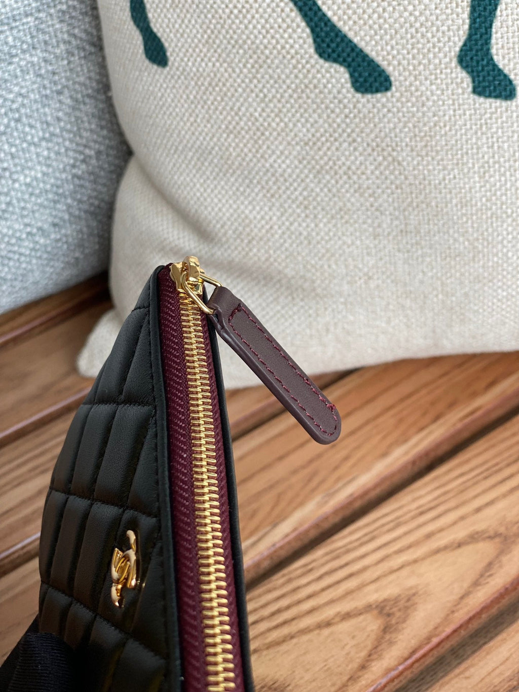 CC CLASSIC KLEINE 15-ZIP-TASCHE AUS SCHWARZEM KALBSLEDER