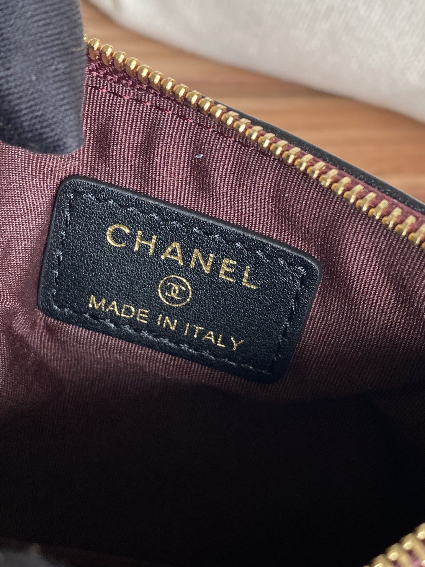 CC CLASSIC KLEINE 15-ZIP-TASCHE AUS SCHWARZEM KALBSLEDER