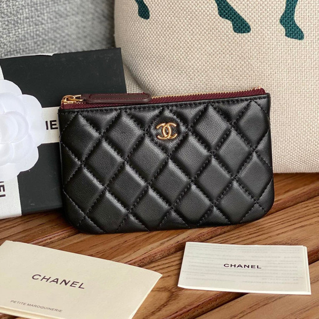 CC CLASSIC KLEINE 15-ZIP-TASCHE AUS SCHWARZEM KALBSLEDER