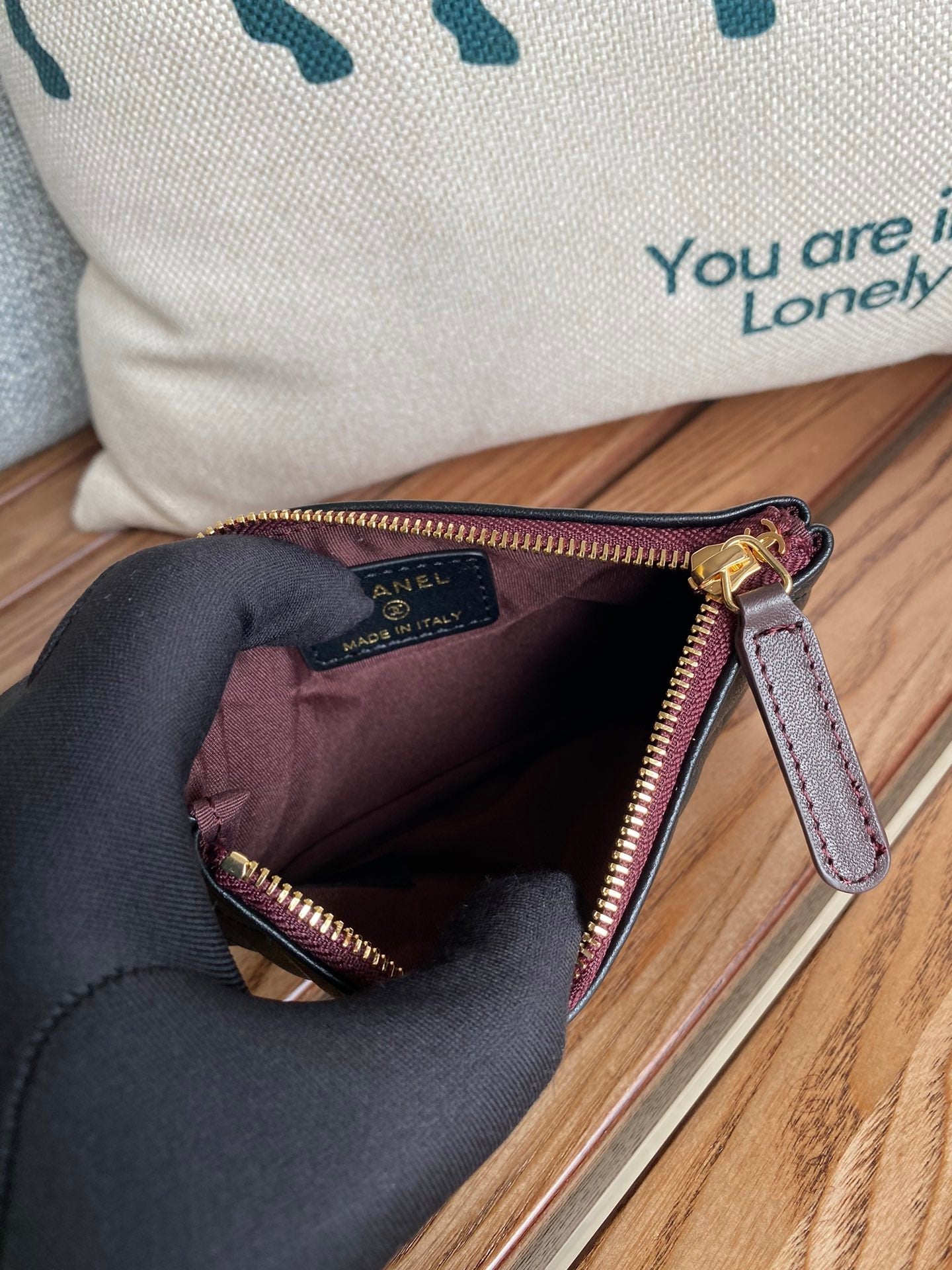 CC CLASSIC KLEINE 15-ZIP-TASCHE AUS SCHWARZEM KALBSLEDER