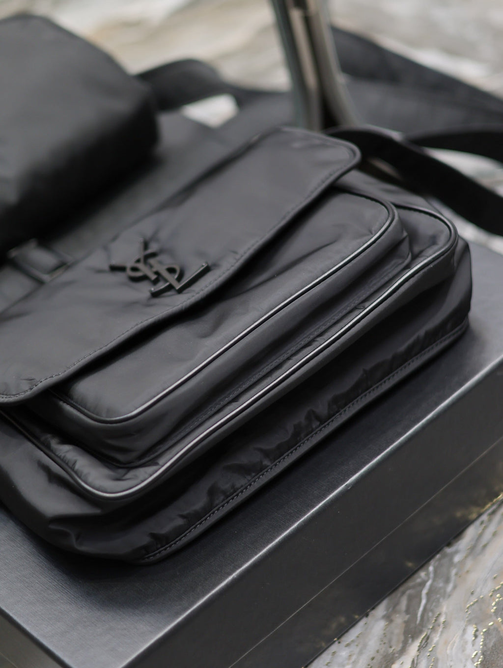 NIKI MEDIUM 28 IN SCHWARZES NYLON