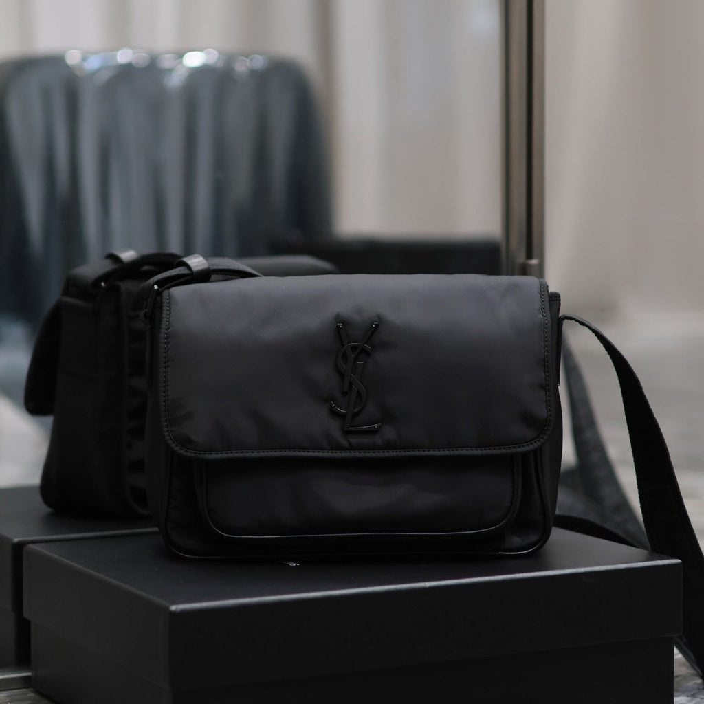 NIKI MEDIUM 28 IN SCHWARZES NYLON