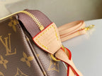LV 25S Pochette Accessoires 21 in braunem Monogramm-Canvas mit goldenen Beschlägen