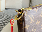 LV 25S Pochette Accessoires 21 in braunem Monogramm-Canvas mit goldenen Beschlägen