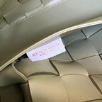 KLEINE 22-KASSETTE IN EICRU BEIGE LAMMLEDER