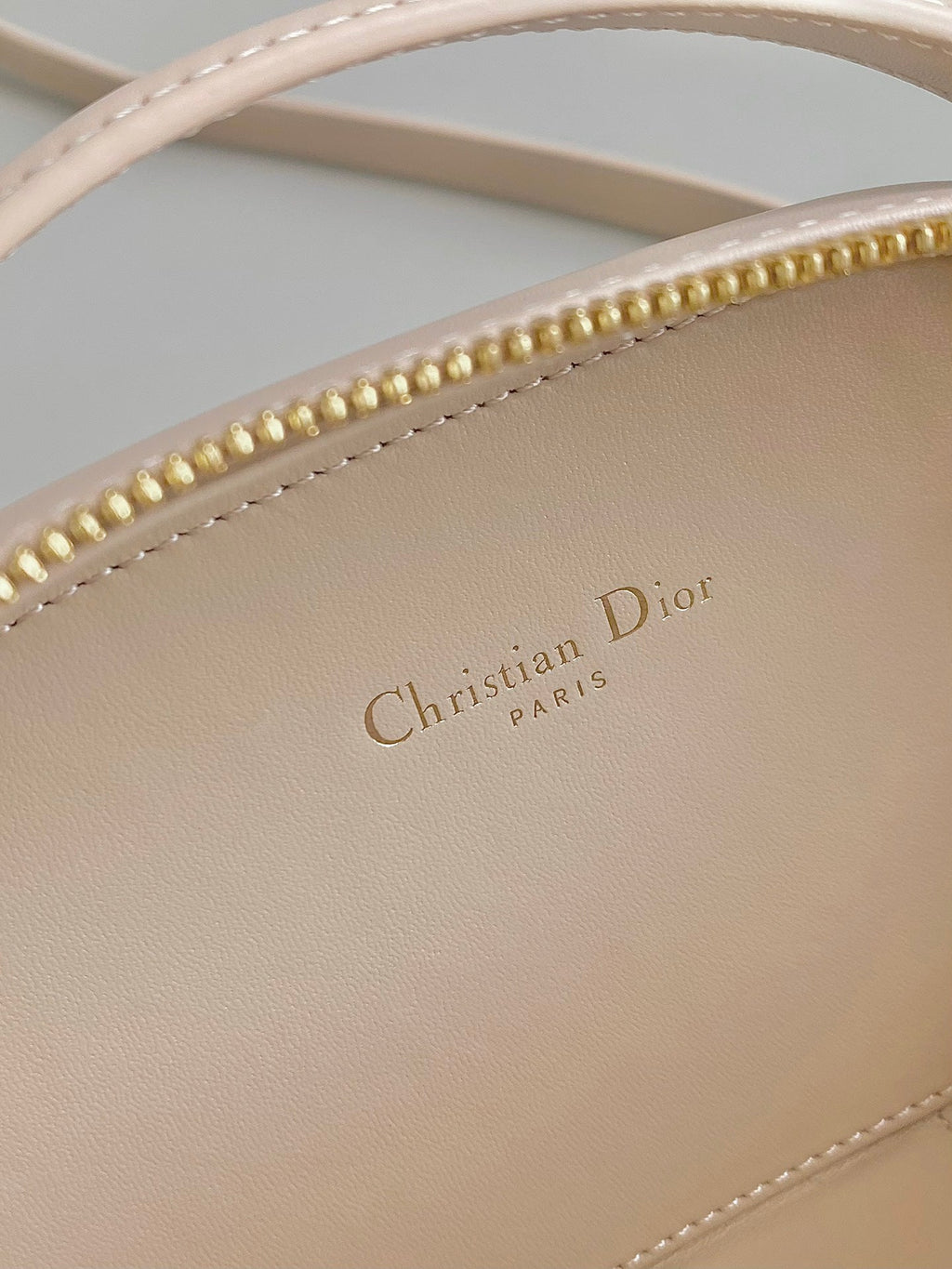 SIGNATURE 18 OVAL TASCHE IN BEIGEM KALBSLEDER