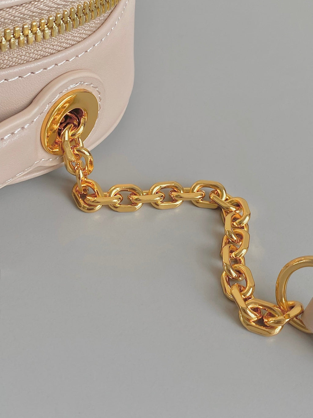 SIGNATURE 18 OVAL TASCHE IN BEIGEM KALBSLEDER