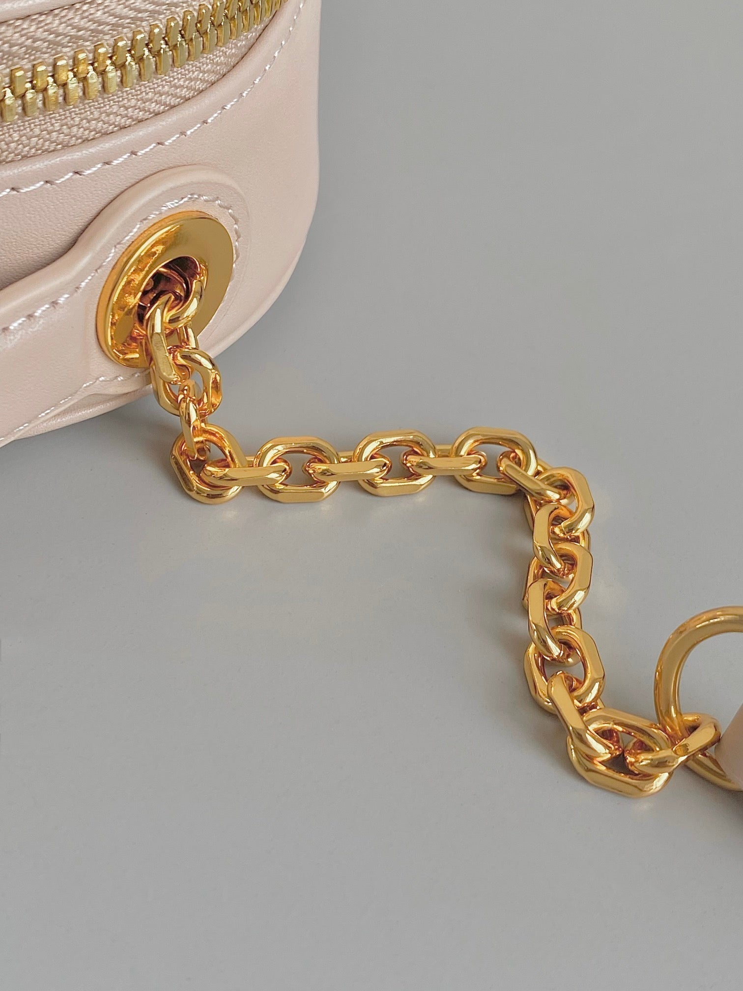 SIGNATURE 18 OVAL TASCHE IN BEIGEM KALBSLEDER