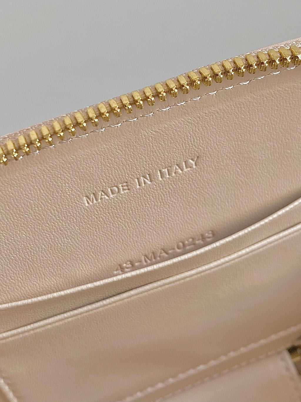 SIGNATURE 18 OVAL TASCHE IN BEIGEM KALBSLEDER