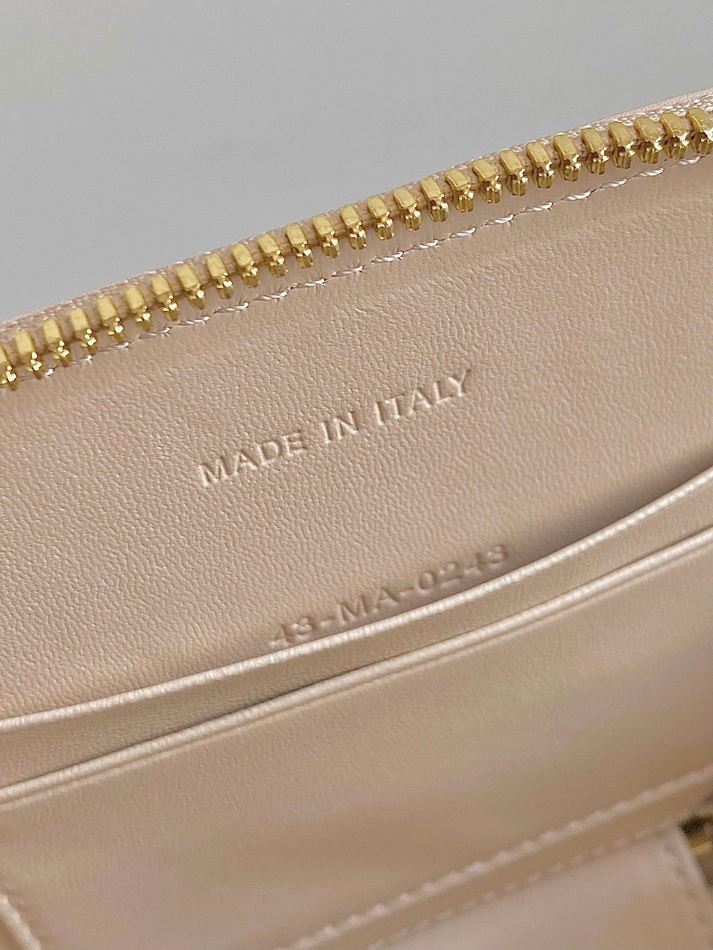 SIGNATURE 18 OVAL TASCHE IN BEIGEM KALBSLEDER