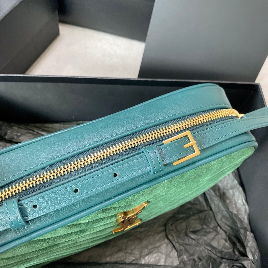 LOU KAMERATASCHE 23 AUS GRÜNEM WILDLEDER UND KALBSLEDERBESATZ