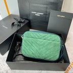 LOU KAMERATASCHE 23 AUS GRÜNEM WILDLEDER UND KALBSLEDERBESATZ