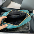 LOU KAMERATASCHE 23 AUS GRÜNEM WILDLEDER UND KALBSLEDERBESATZ