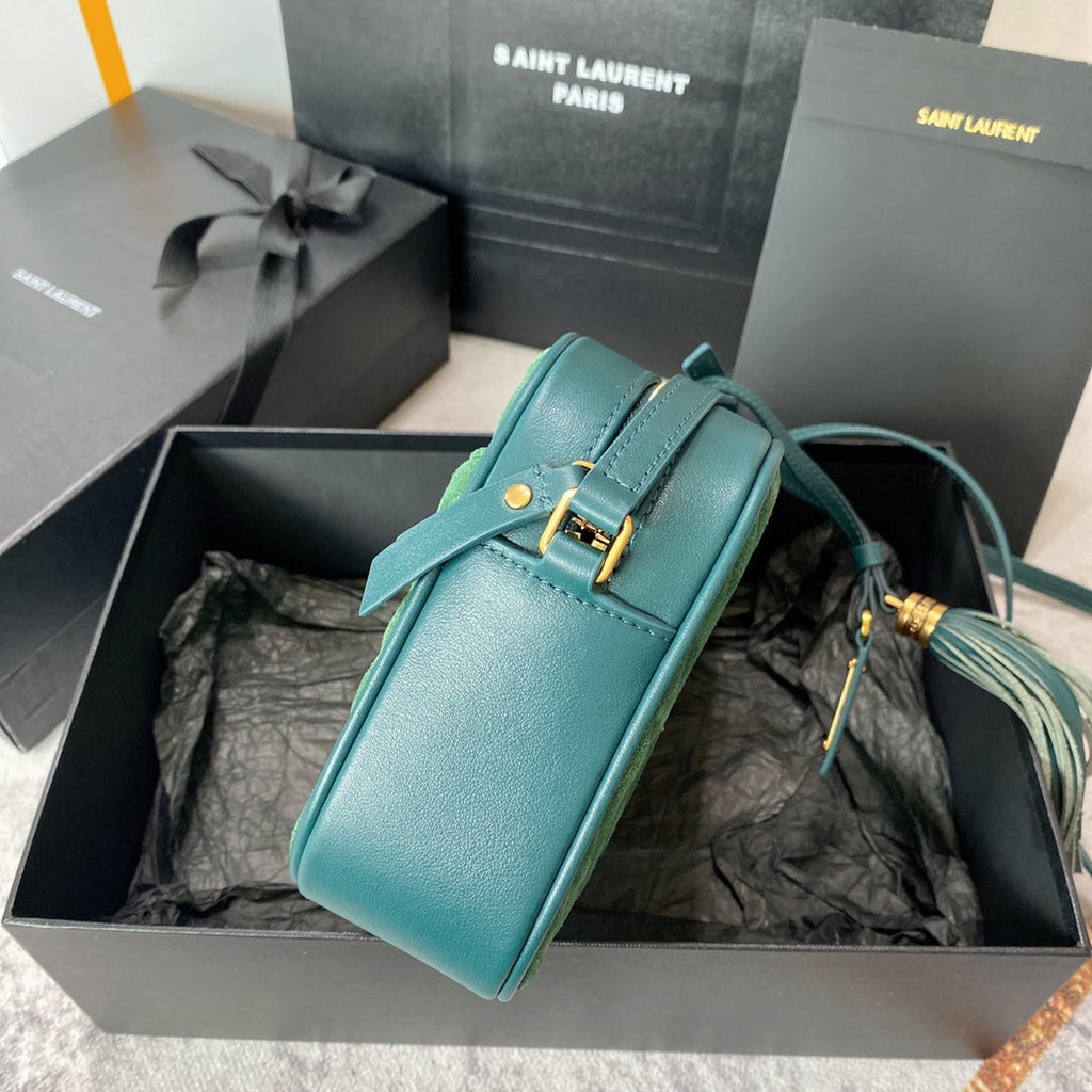 LOU KAMERATASCHE 23 AUS GRÜNEM WILDLEDER UND KALBSLEDERBESATZ