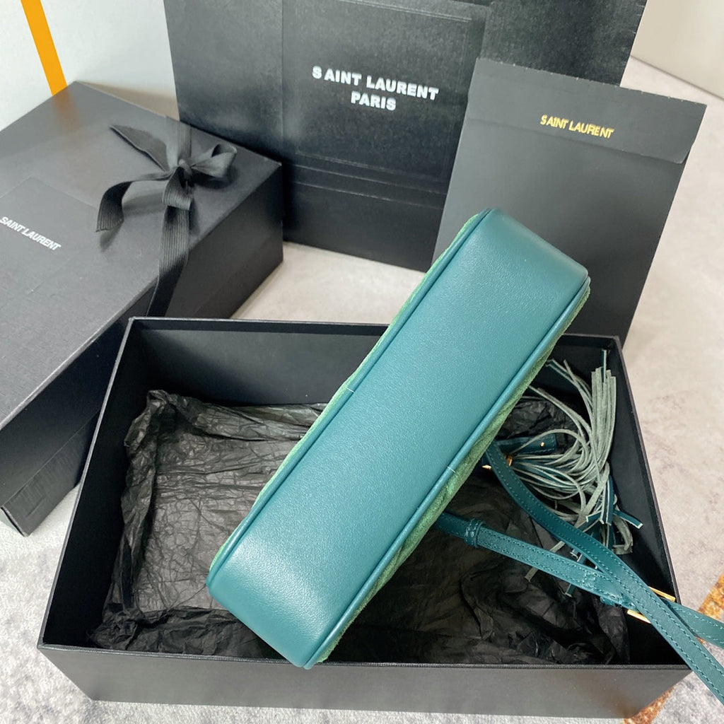 LOU KAMERATASCHE 23 AUS GRÜNEM WILDLEDER UND KALBSLEDERBESATZ