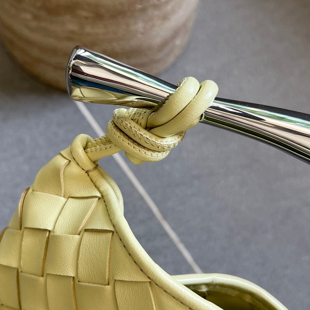 Sardine 33 mit Kette in gelb-cremefarbenem Lammleder