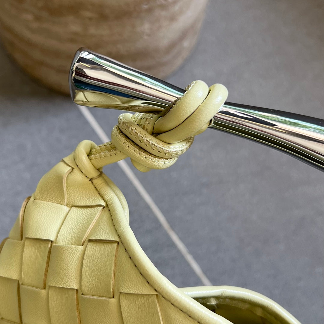 Sardine 33 mit Kette in gelb-cremefarbenem Lammleder