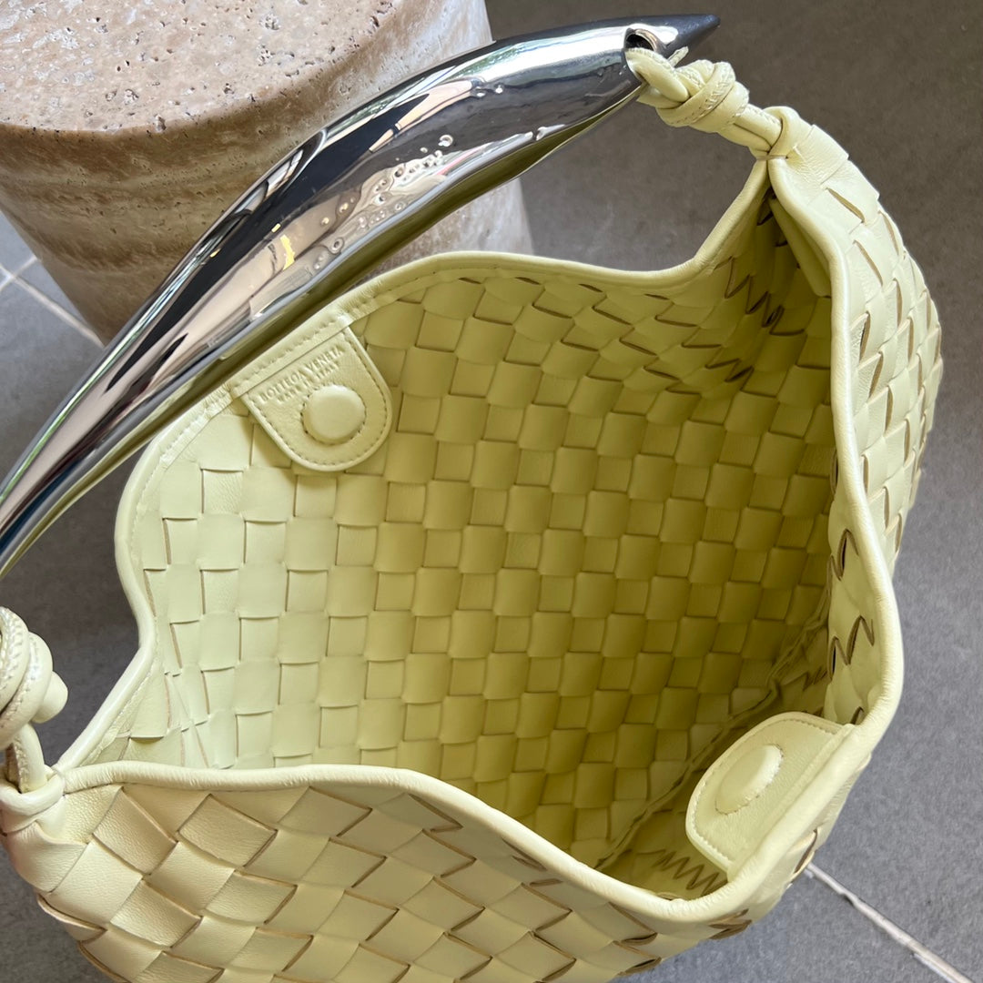 Sardine 33 mit Kette in gelb-cremefarbenem Lammleder