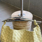 Sardine 33 mit Kette in gelb-cremefarbenem Lammleder