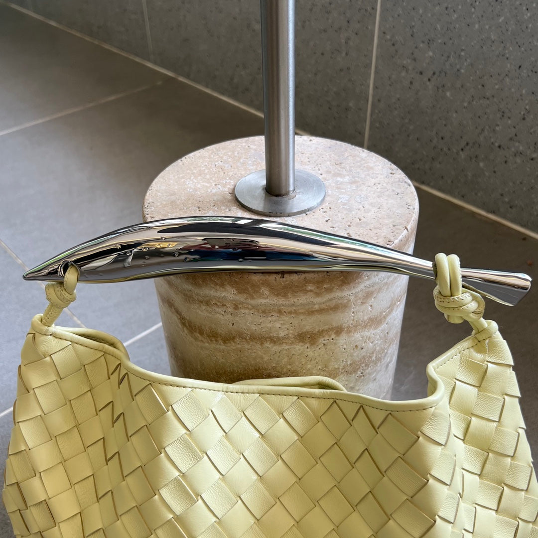 Sardine 33 mit Kette in gelb-cremefarbenem Lammleder