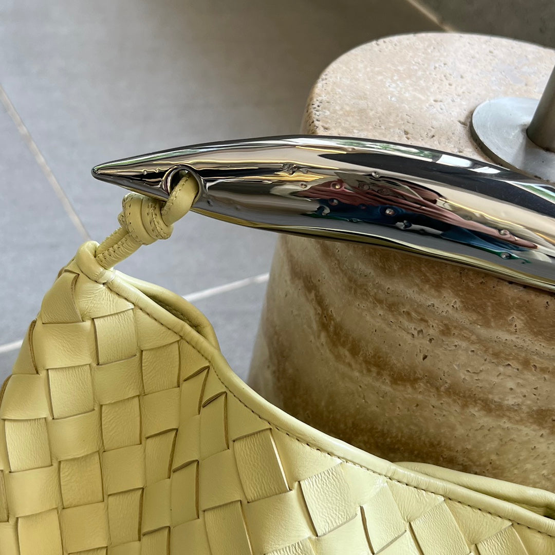 Sardine 33 mit Kette in gelb-cremefarbenem Lammleder