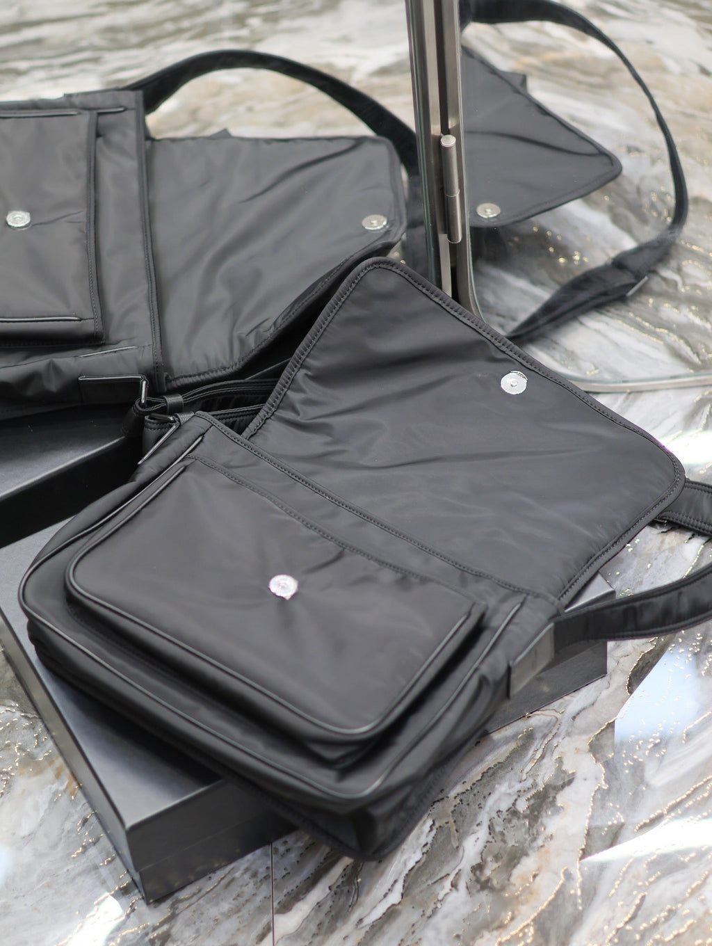 NIKI GRÖSSE 32 IN SCHWARZES NYLON