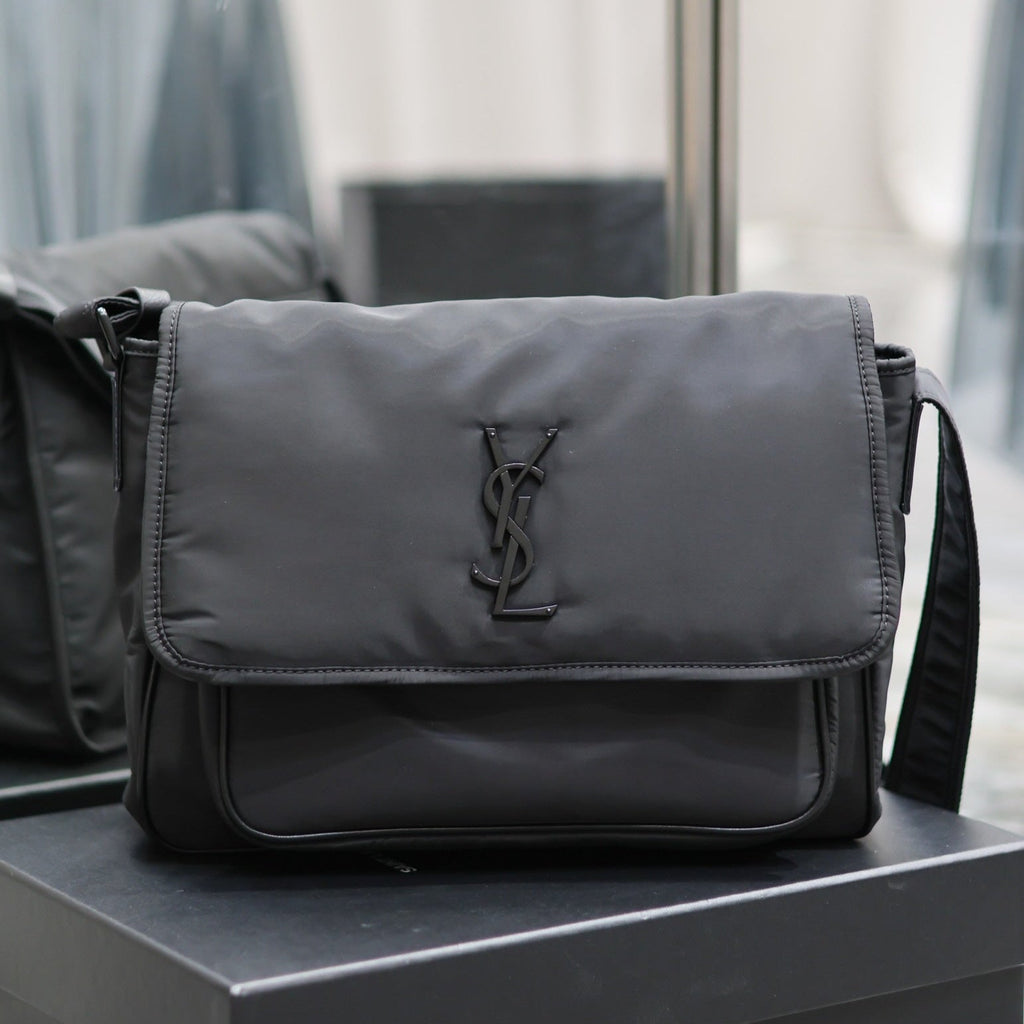 NIKI GRÖSSE 32 IN SCHWARZES NYLON