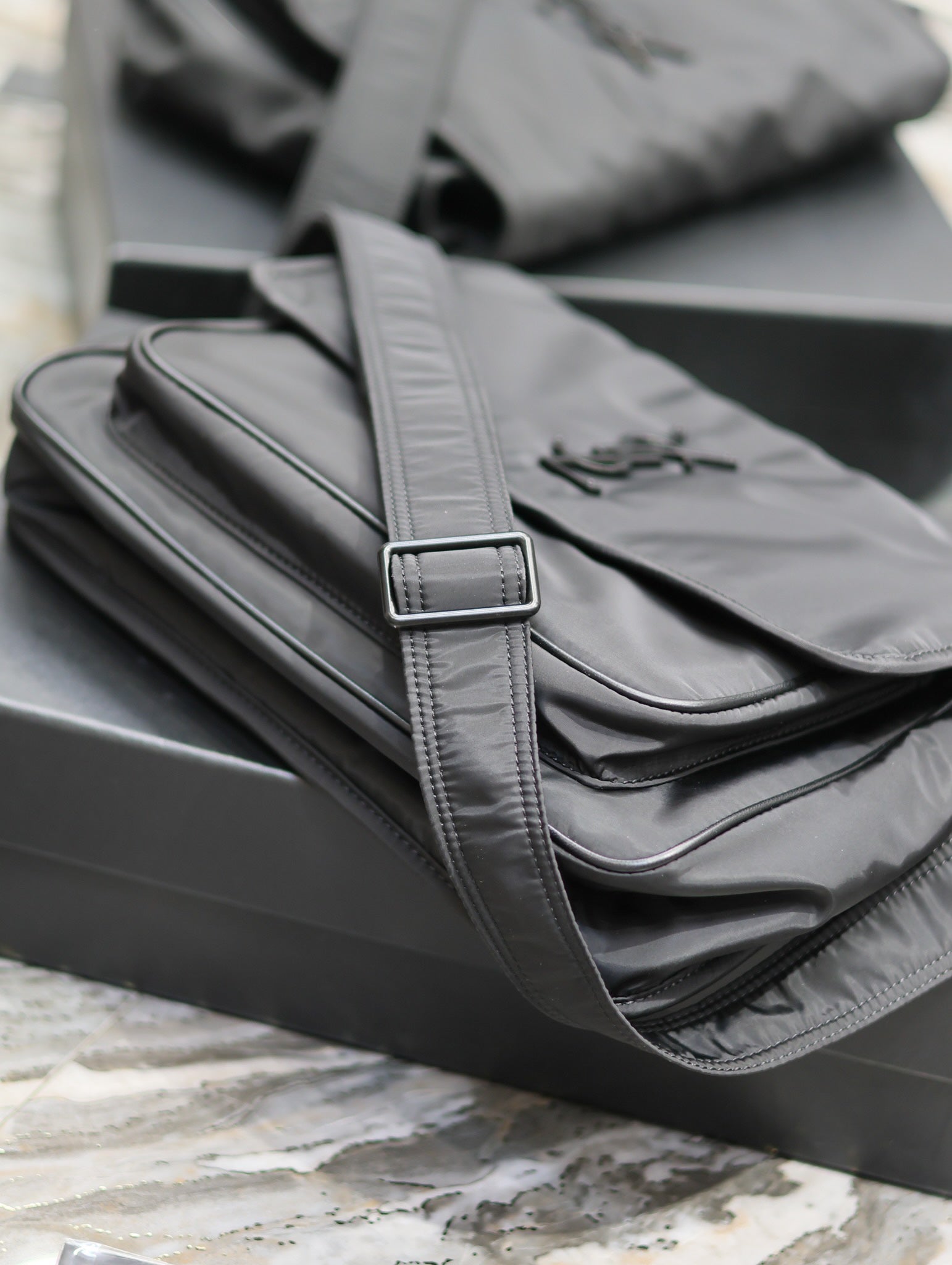 NIKI GRÖSSE 32 IN SCHWARZES NYLON