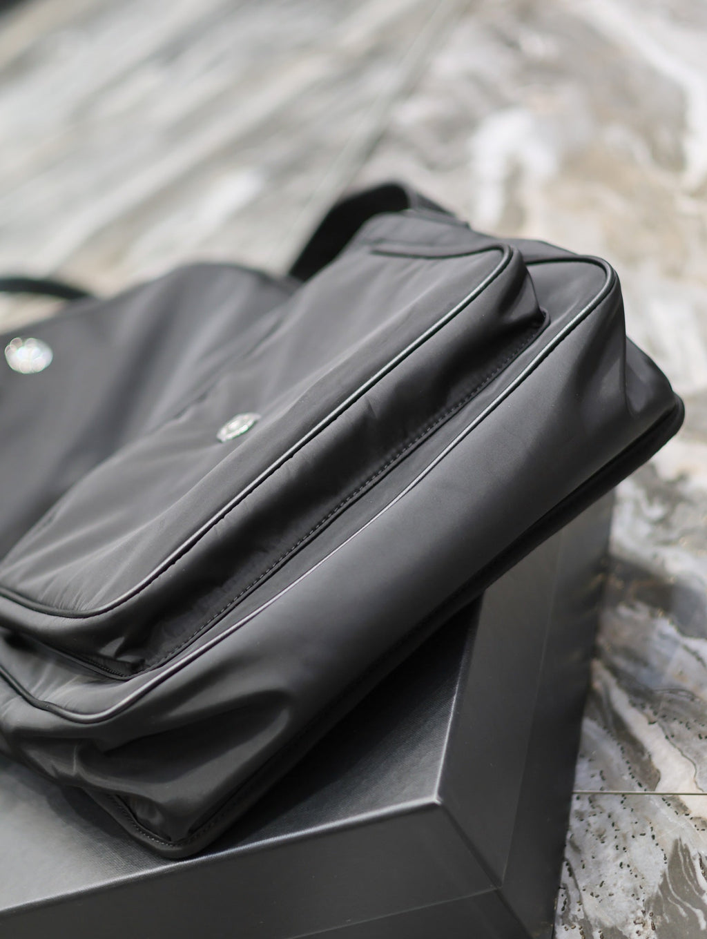 NIKI GRÖSSE 32 IN SCHWARZES NYLON