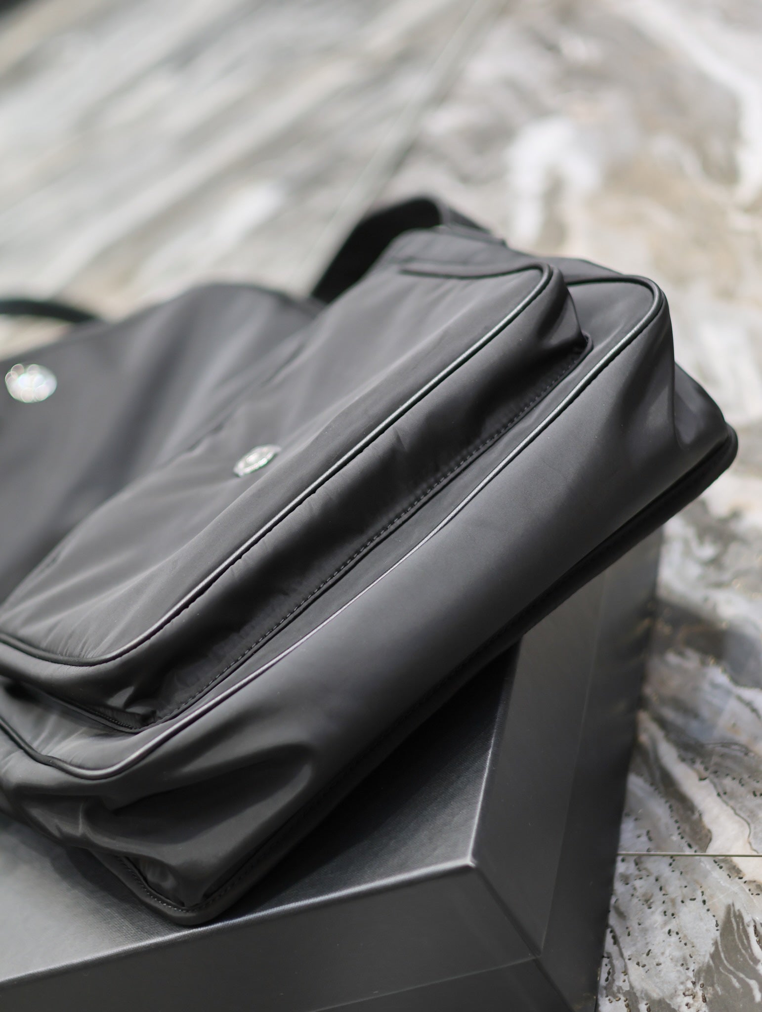 NIKI GRÖSSE 32 IN SCHWARZES NYLON