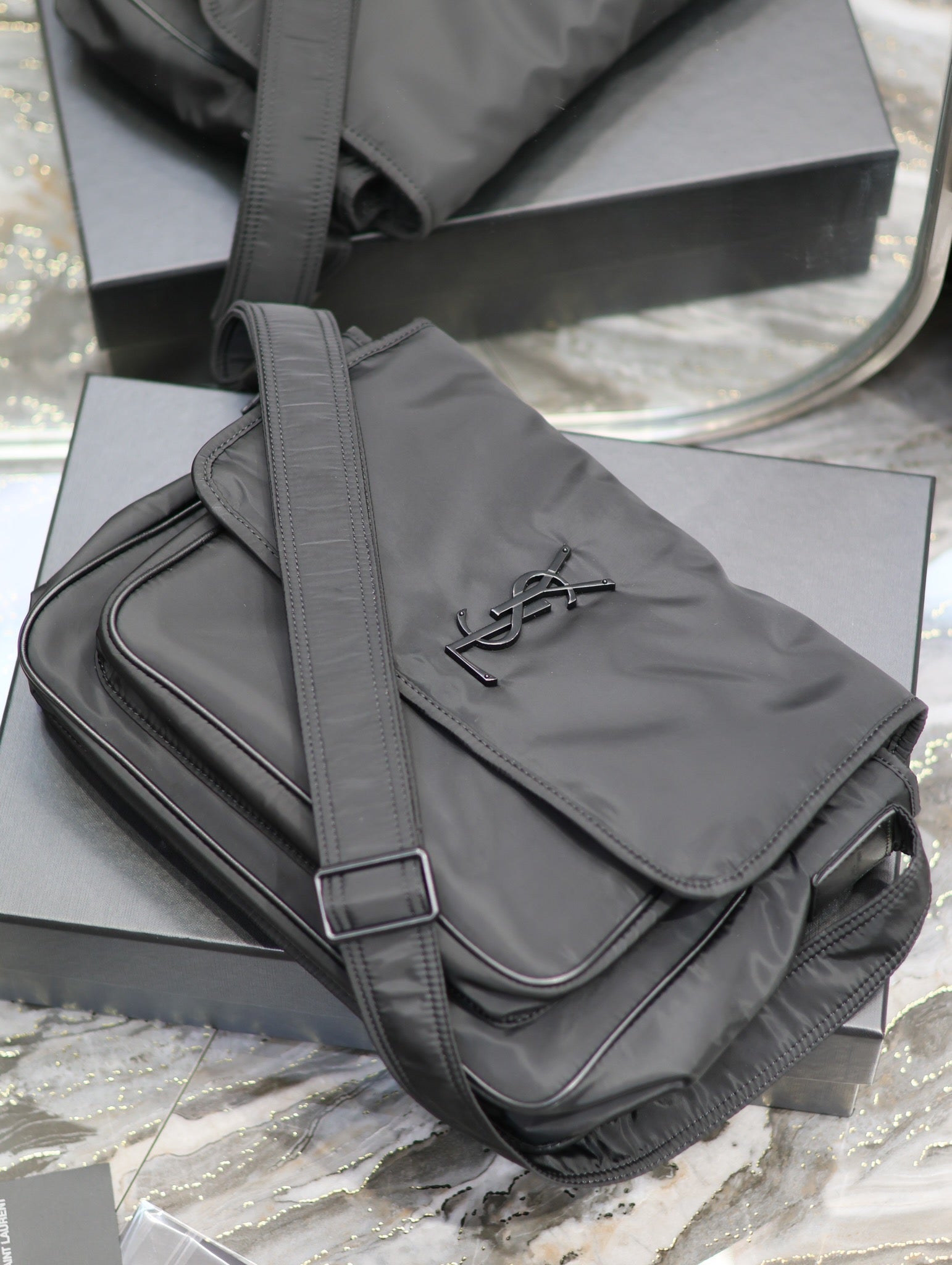 NIKI GRÖSSE 32 IN SCHWARZES NYLON