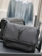 NIKI GRÖSSE 32 IN SCHWARZES NYLON