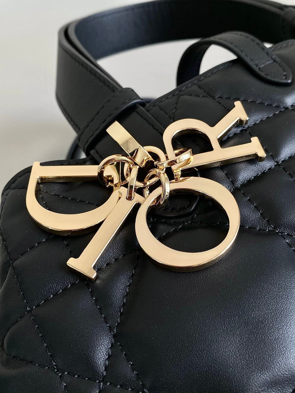 TOUJOURS 28 TASCHE AUS SCHWARZEM LAMMFELL